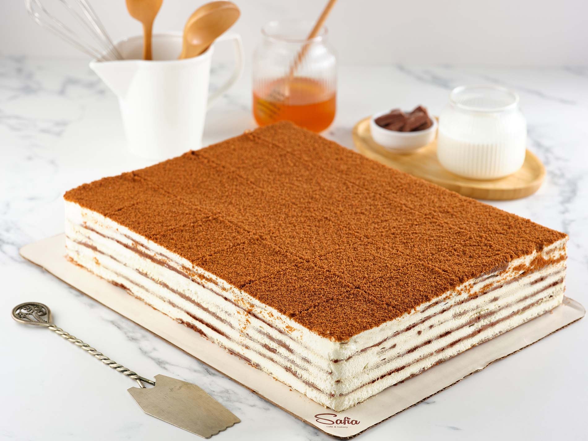 Toʻgʻri burchakli tort Shokoladli medovik