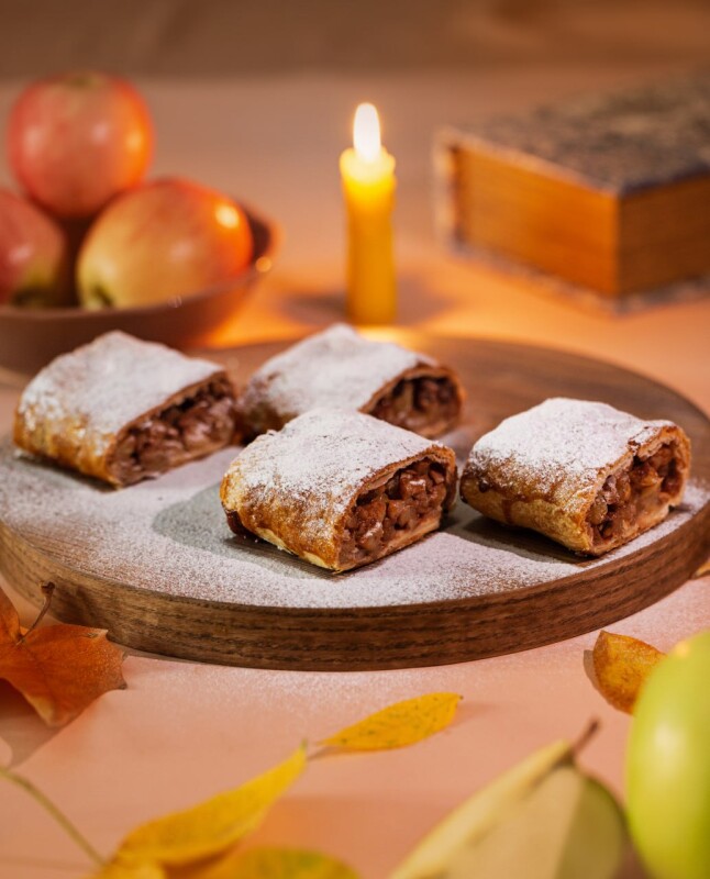 Встречайте: яблочный штрудель — хрустящий, ароматный и такой вкусный, что невозможно остановиться! 