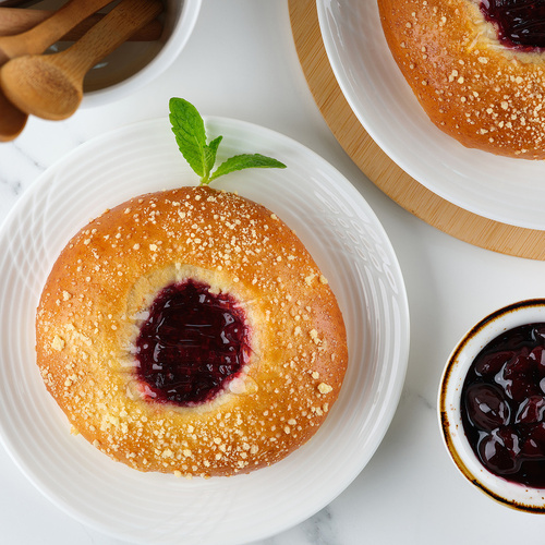 Булочка с малиной