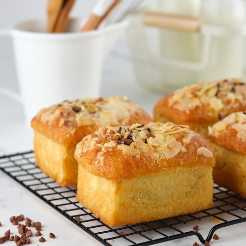 Булочка со смородиной