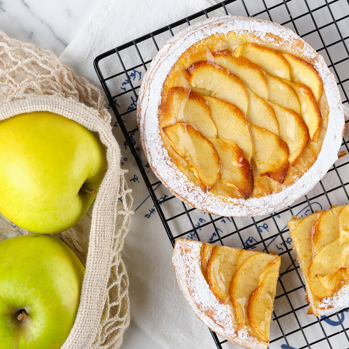 Слойка с яблоком