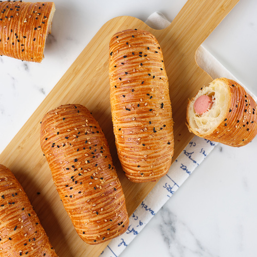 Слойка с сосиской